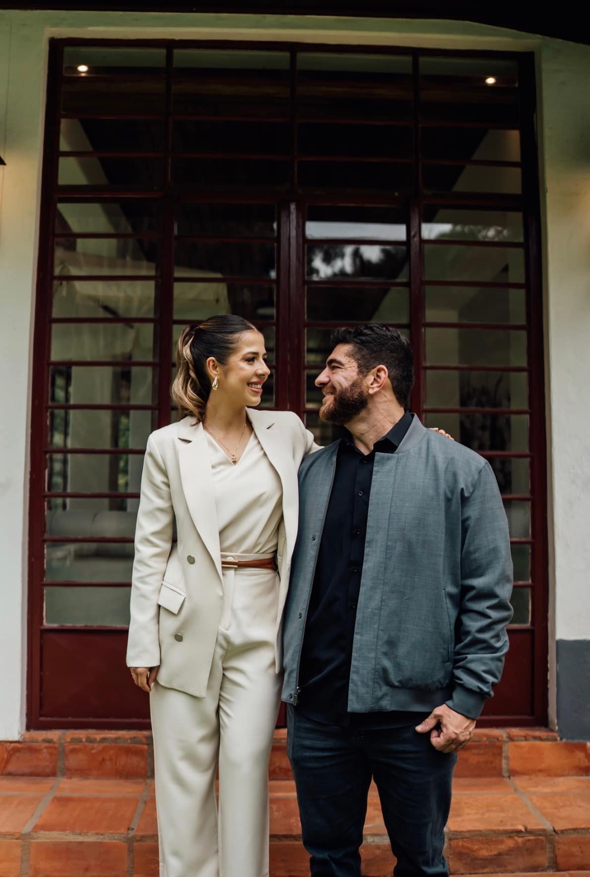 Bruna e Marcos na entrada do casarão da Fazenda Moinho