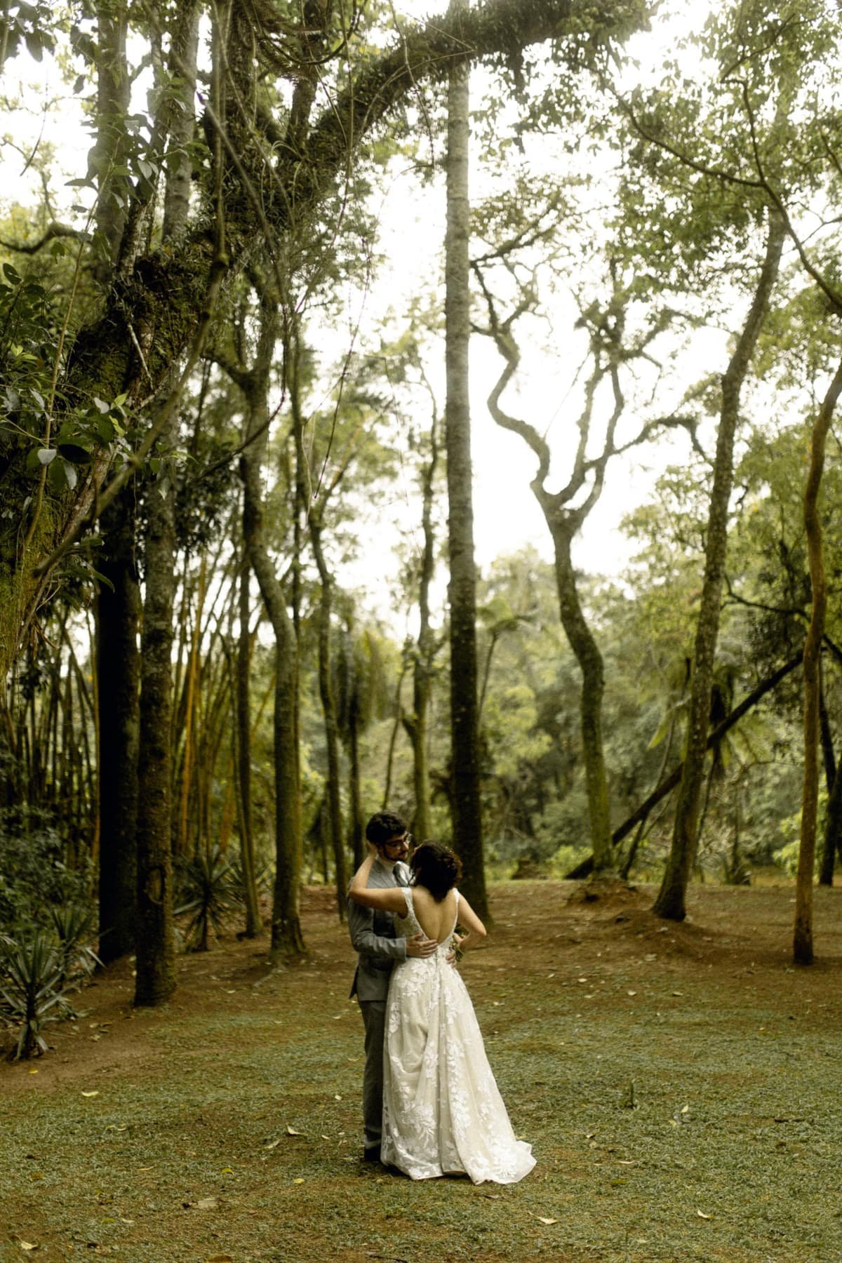 Casal em retrato artístico no bosque
