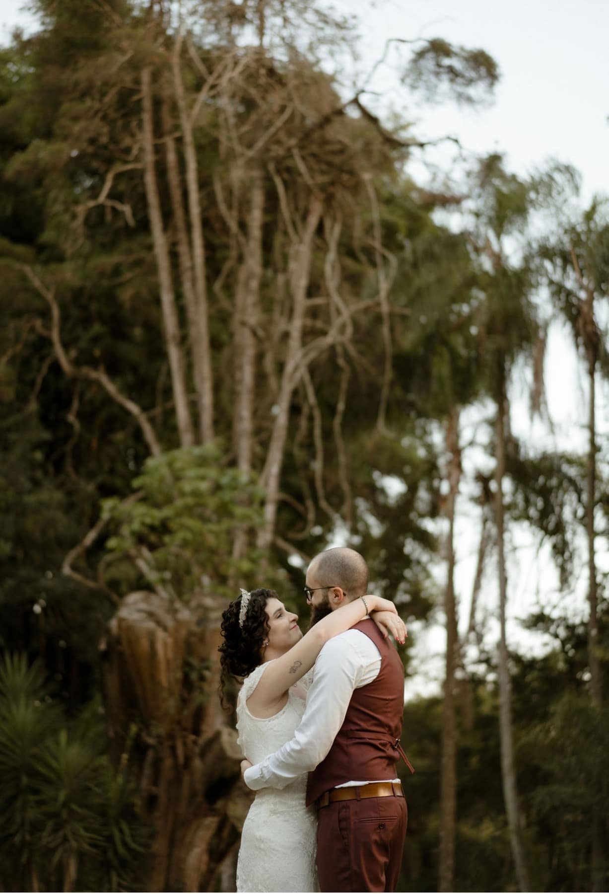 Casal no bosque da Fazenda