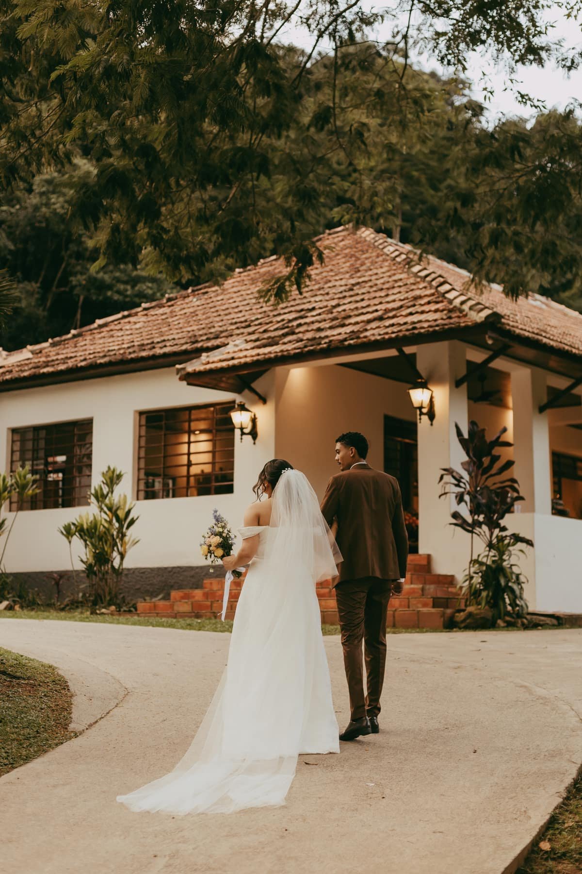 Casal chegando ao casarão