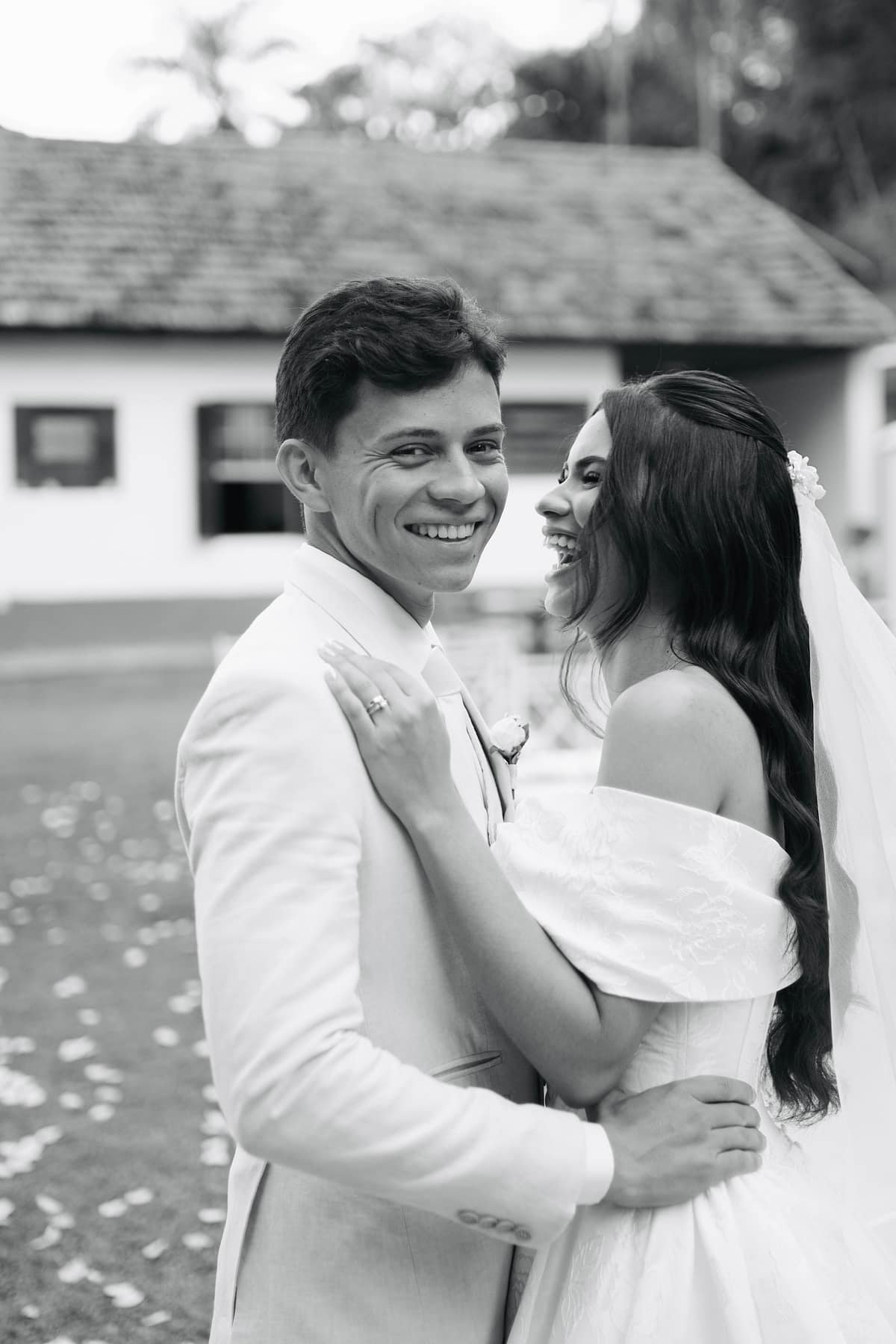 Casal junto ao lago em preto e branco
