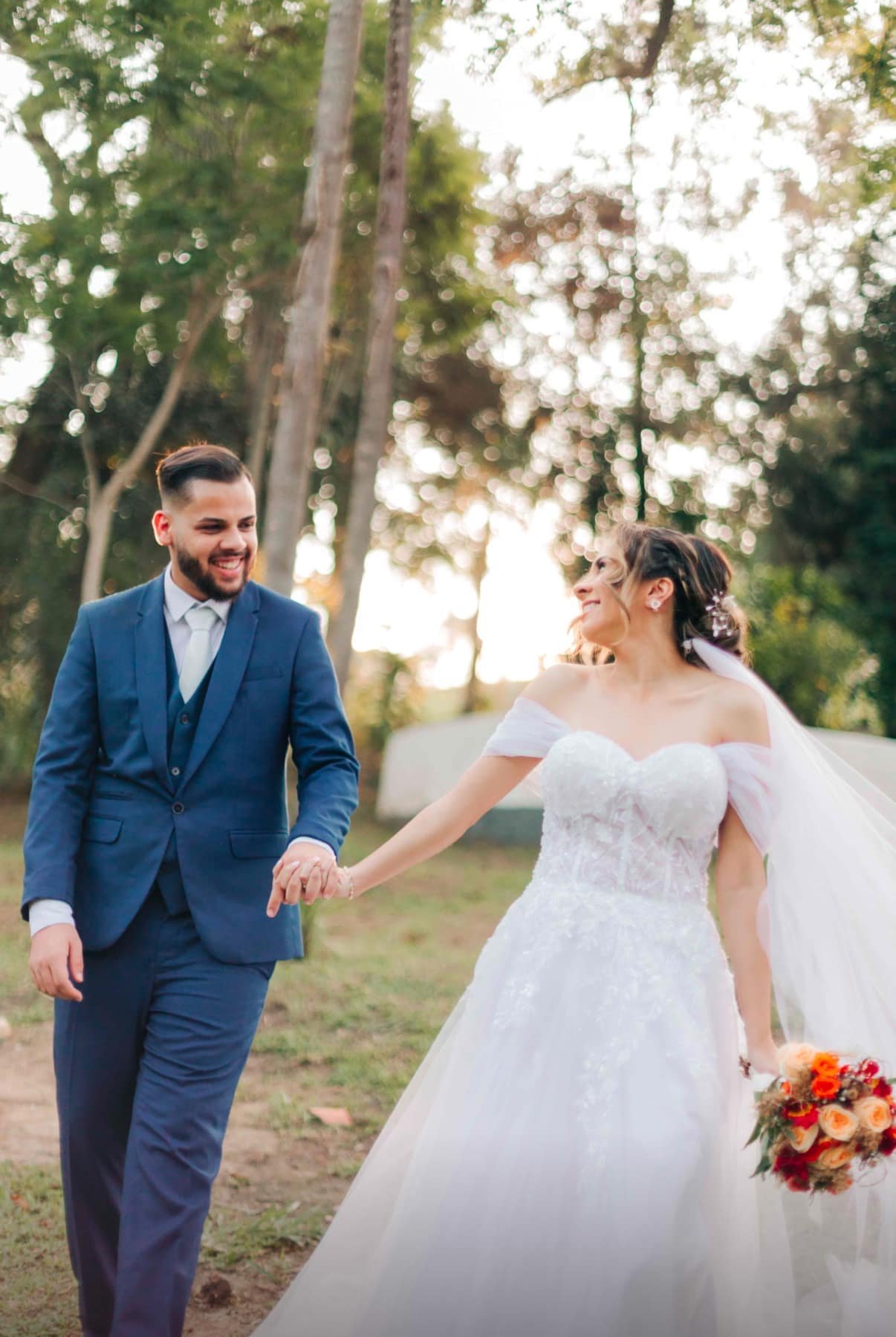 Casal caminhando de mãos dadas