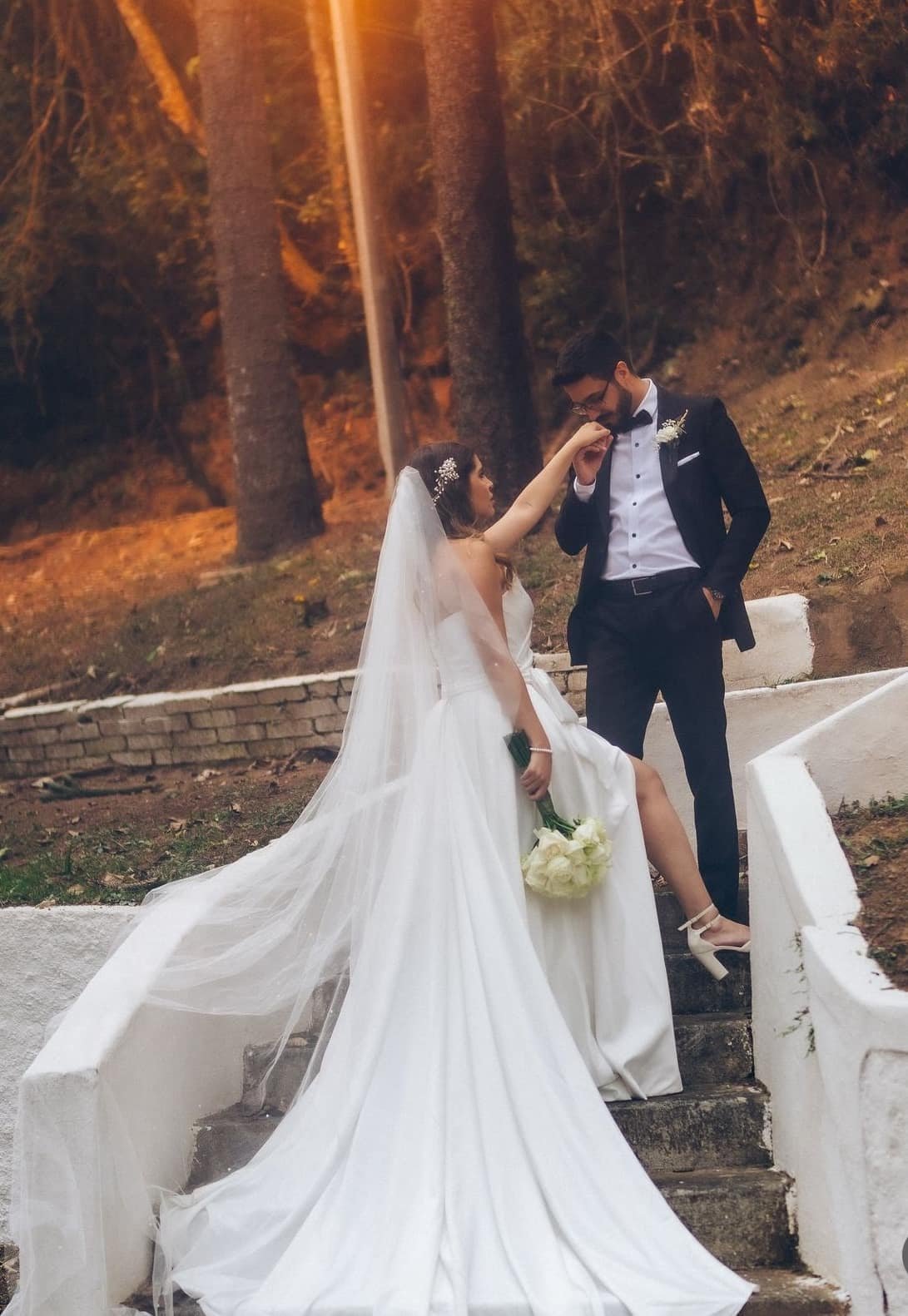 Casal na escadaria da Fazenda