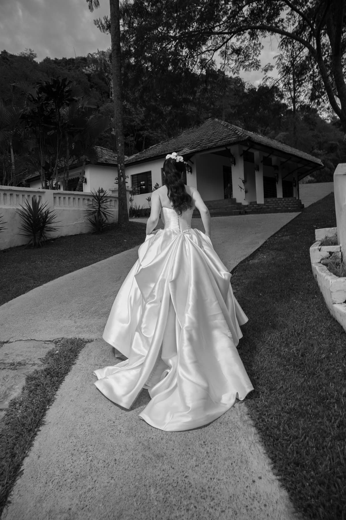 Noiva no caminho da Fazenda em preto e branco