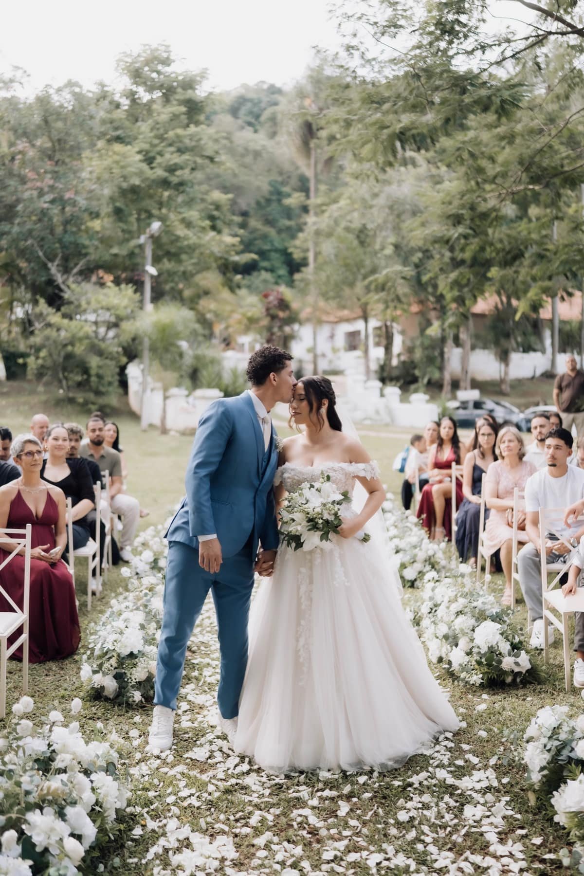 Casal no corredor de flores da cerimônia