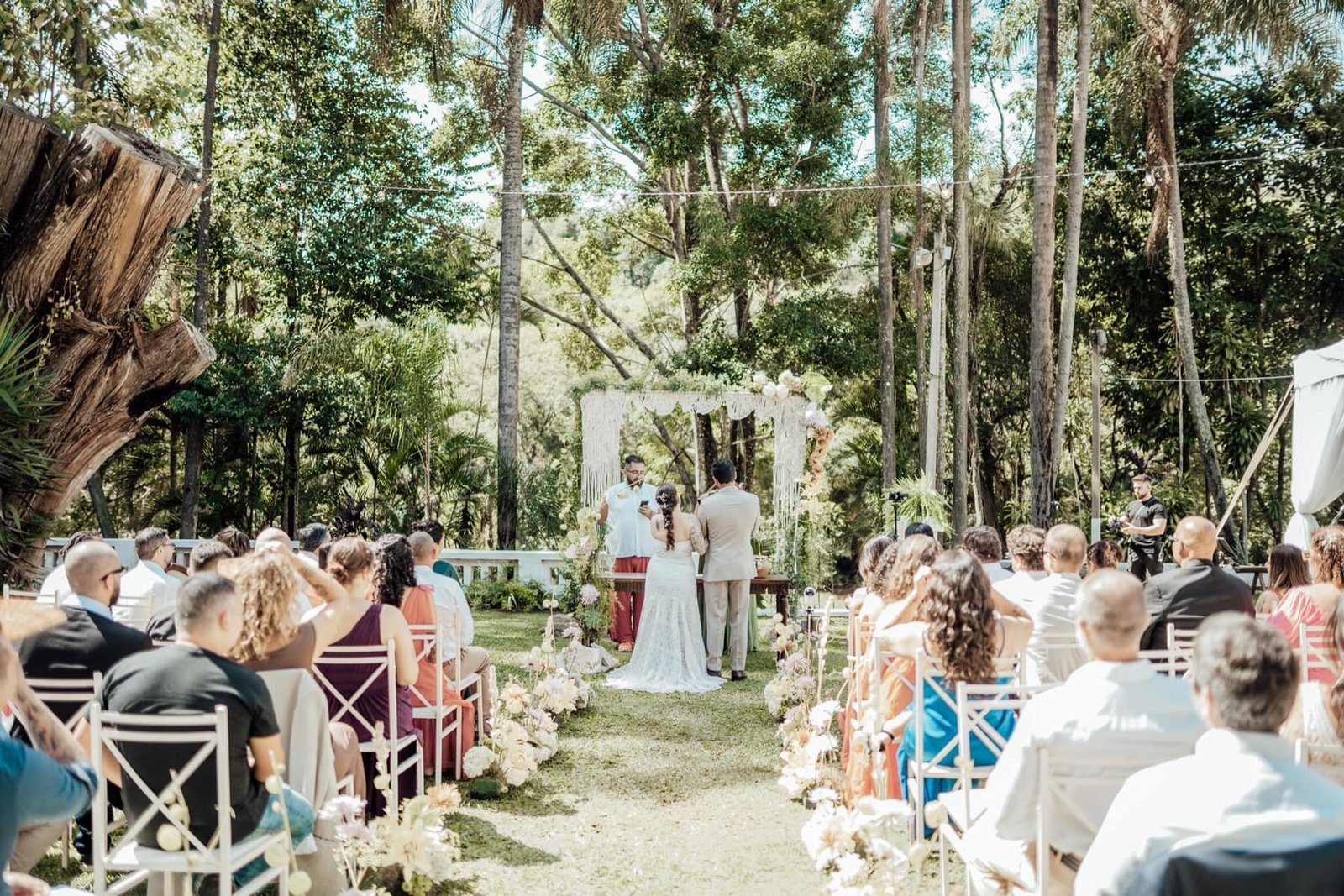 Cerimônia boho no jardim da Fazenda