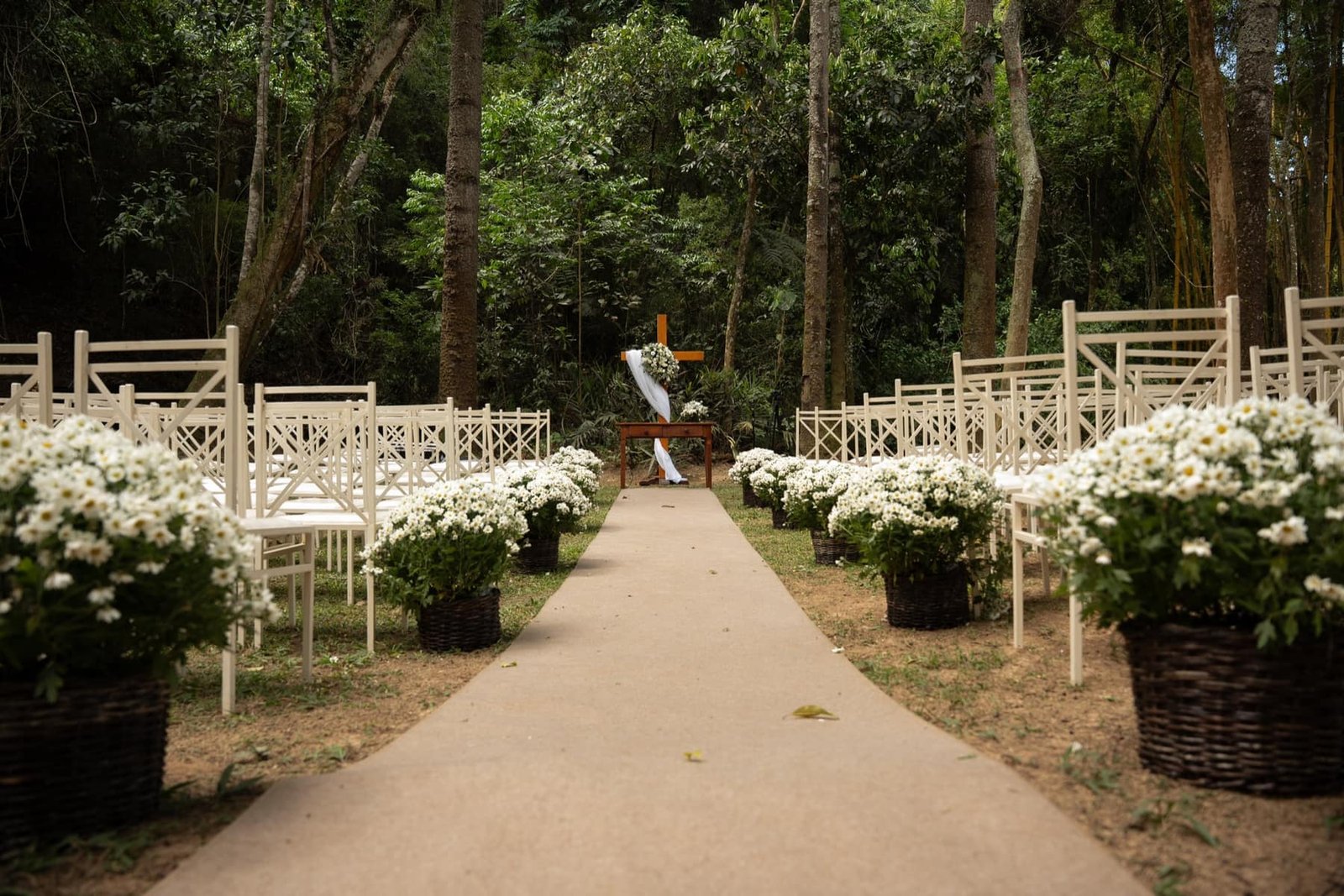 Corredor de cerimônia com flores brancas no bosque
