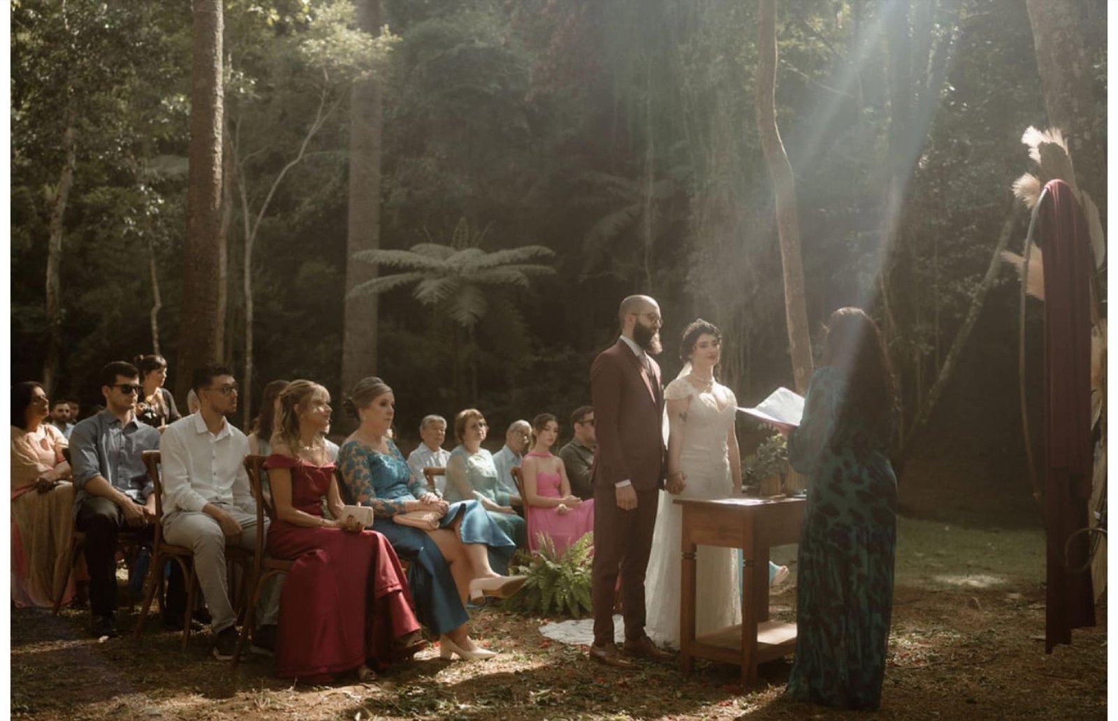 Cerimônia com luz dourada no bosque da Fazenda Moinho