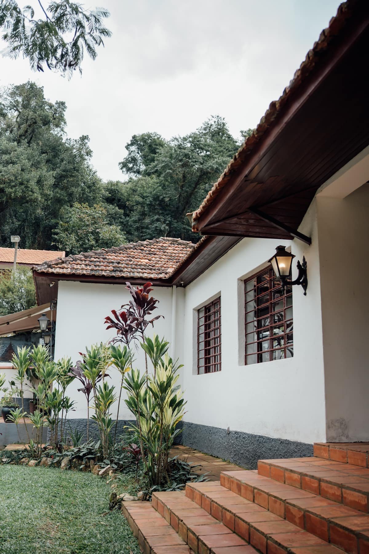 Escada e jardim junto ao casarão da Fazenda Moinho