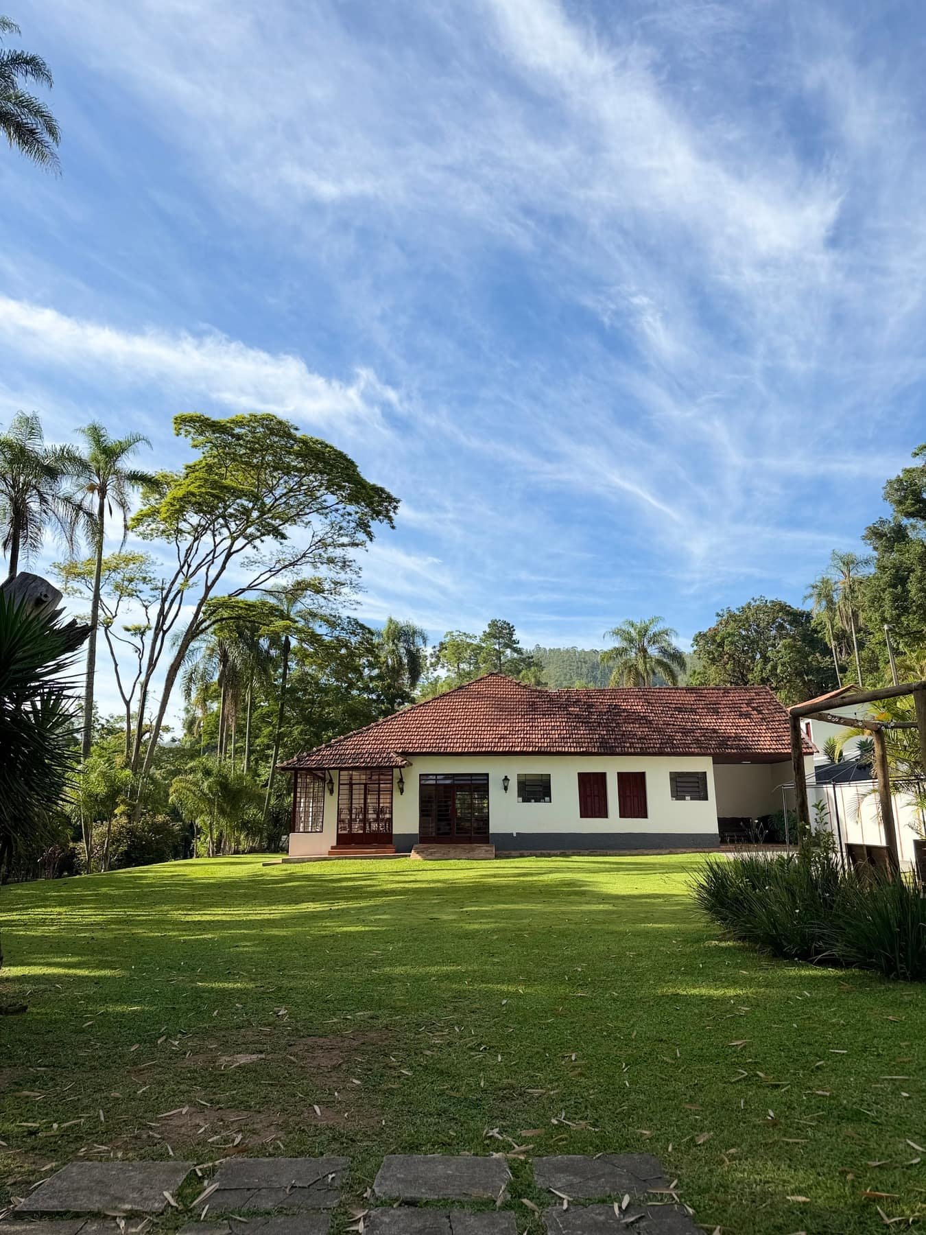 Gramado do casarão da Fazenda Moinho sob céu aberto