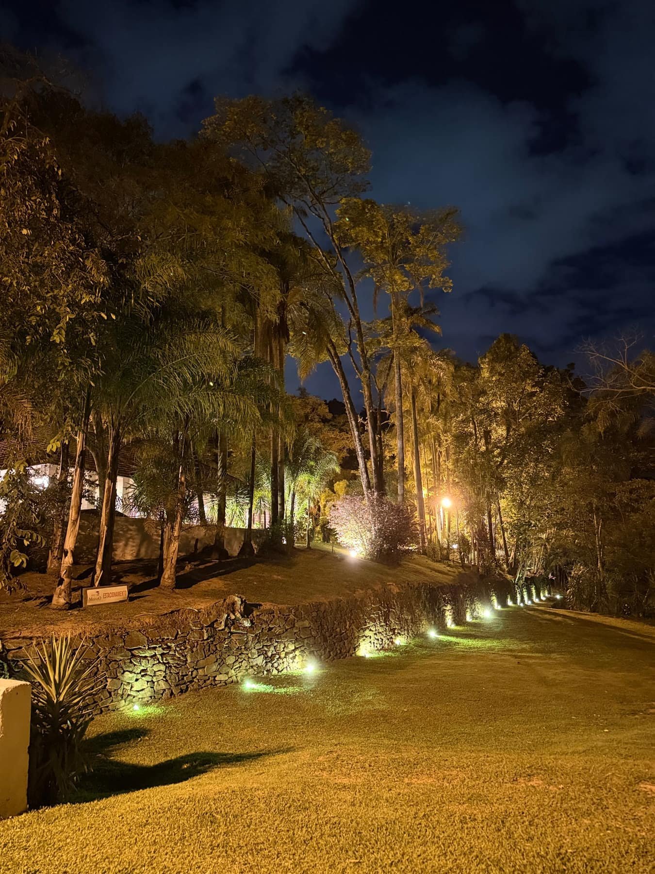 Jardim da Fazenda Moinho iluminado à noite