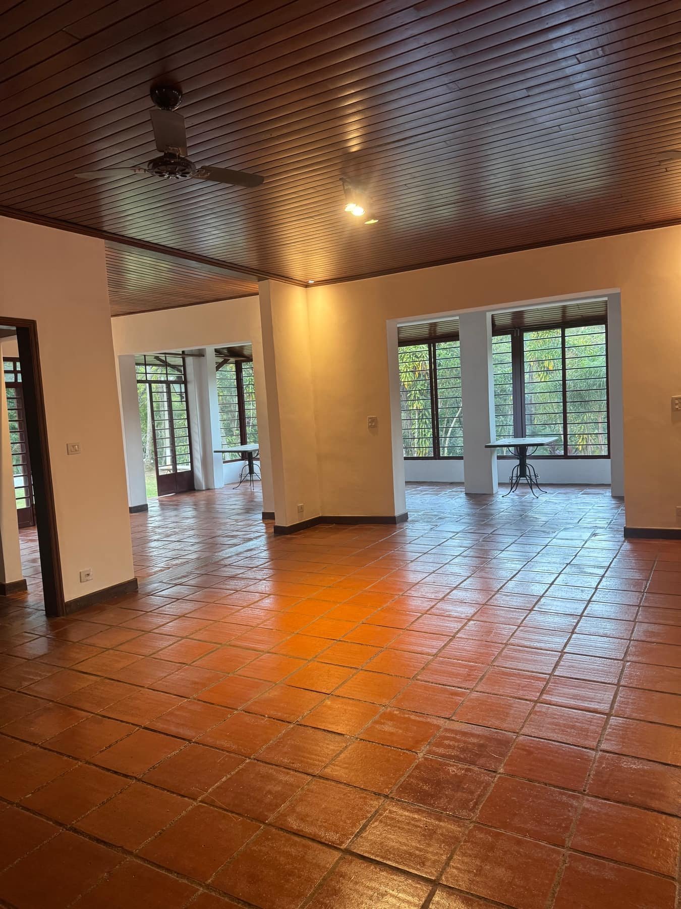 Salão interno com piso terracota no casarão