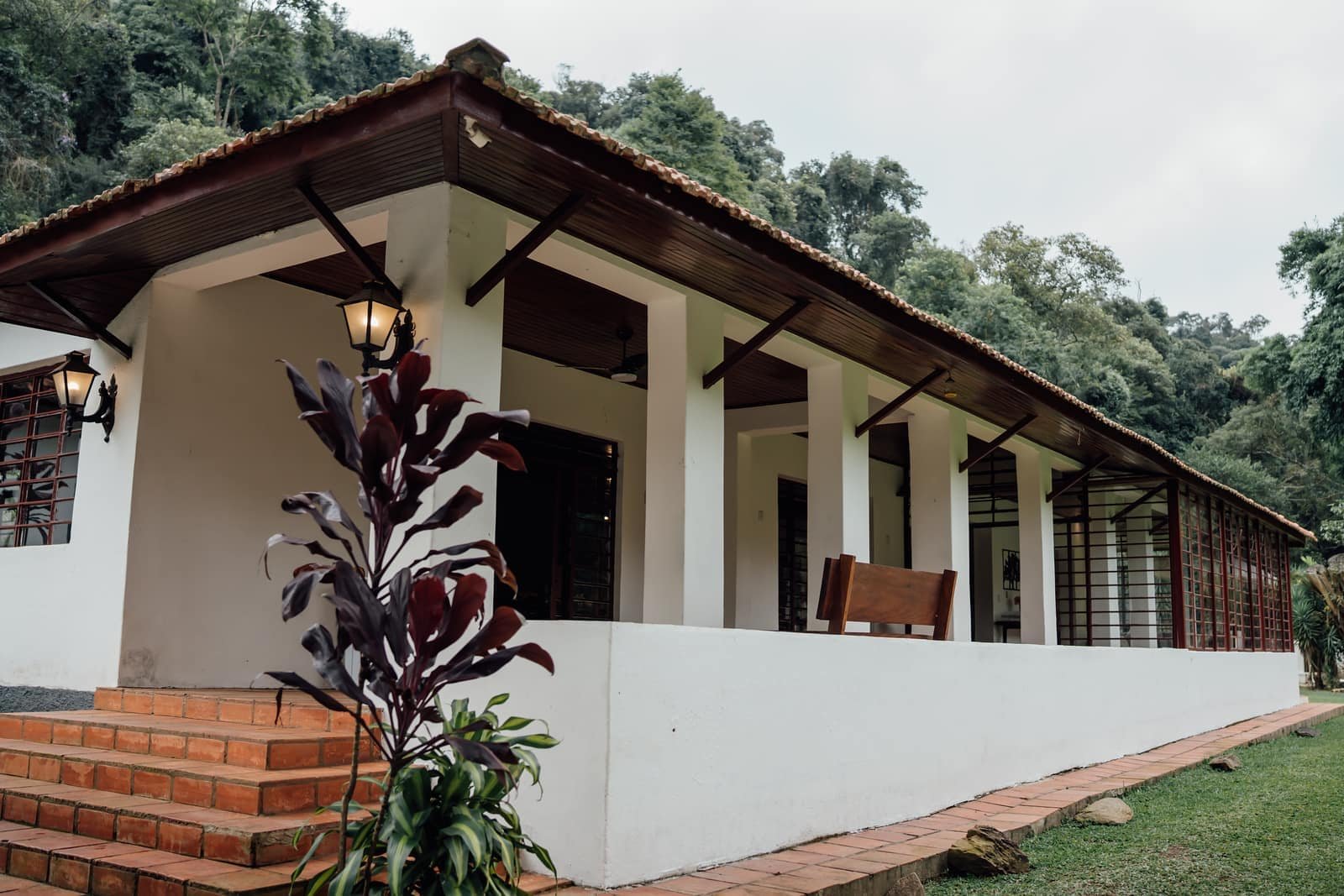 Varanda ampla do casarão da Fazenda Moinho