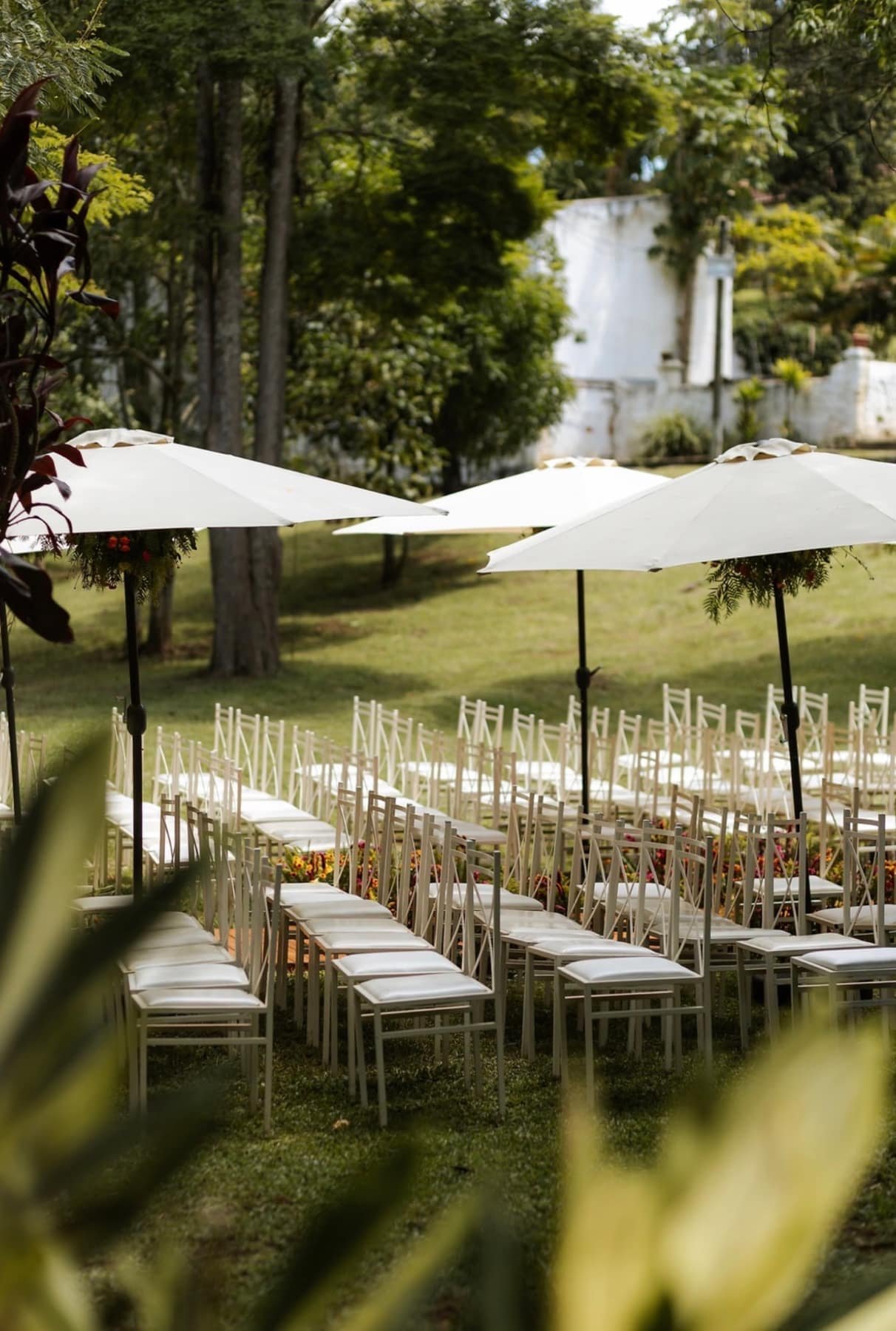 Cerimônia ao ar livre no jardim com ombrelones