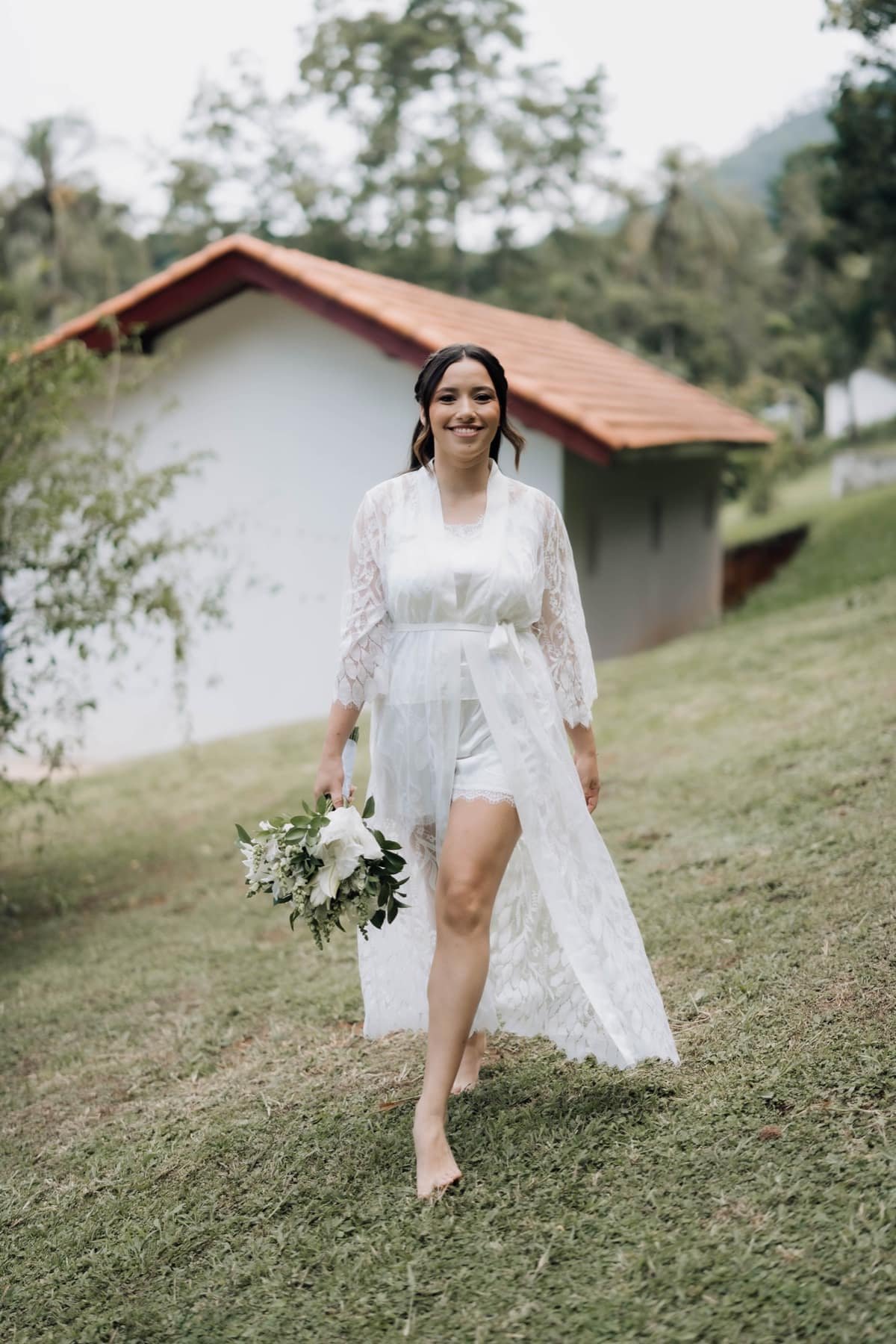 Noiva caminhando de robe pela Fazenda