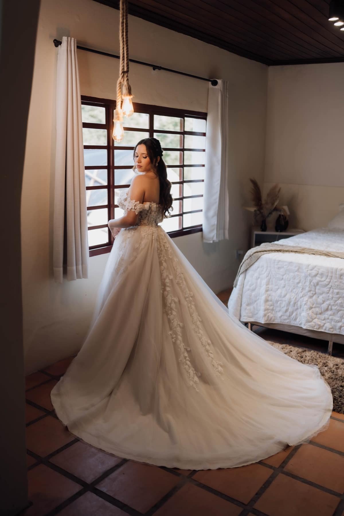 Noiva com vestido no quarto do making of