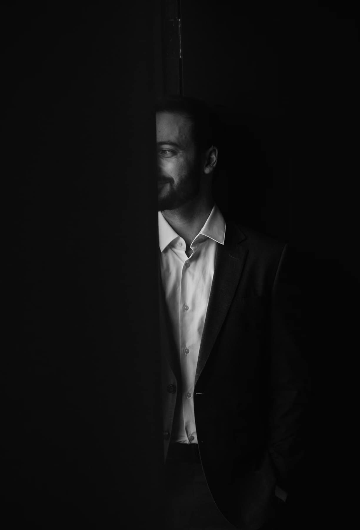 Noivo em retrato preto e branco com luz dramática
