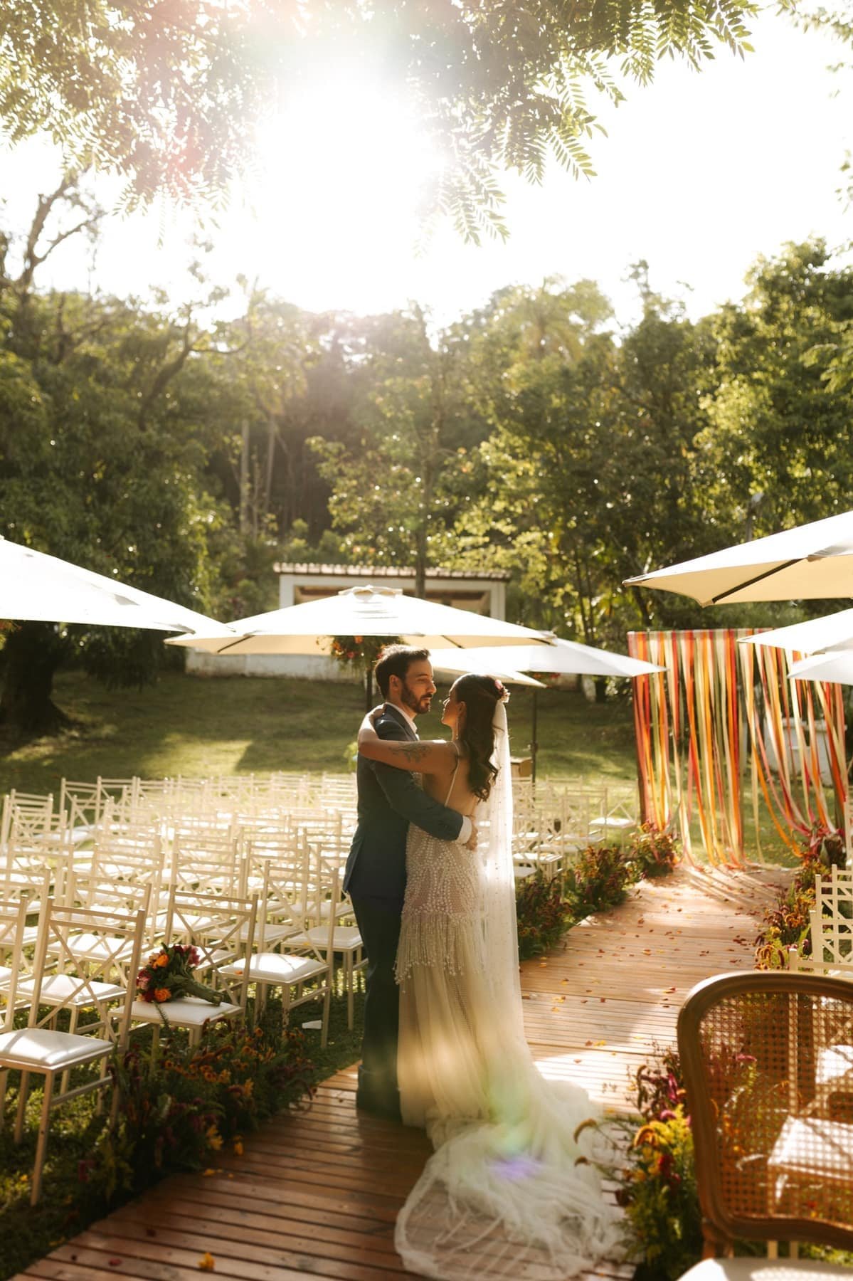 Casal em cerimônia ao ar livre com luz natural