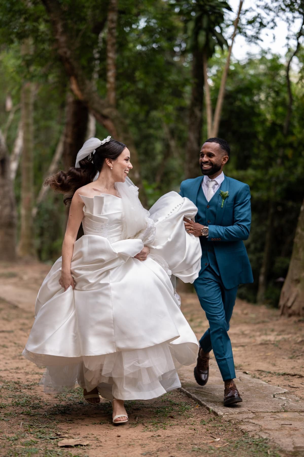Casal caminhando pelo bosque
