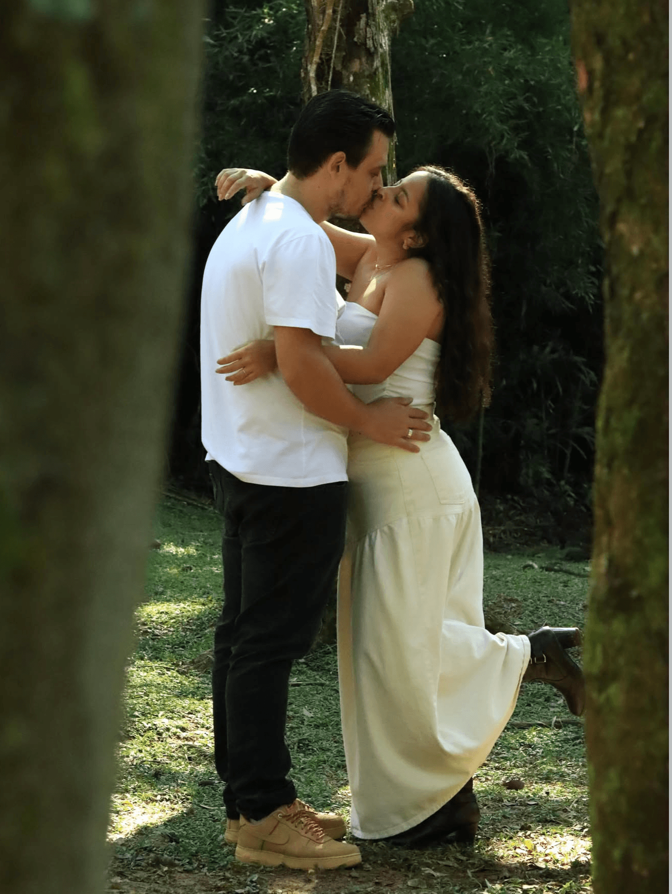 Casal se beijando no bosque durante ensaio pré wedding
