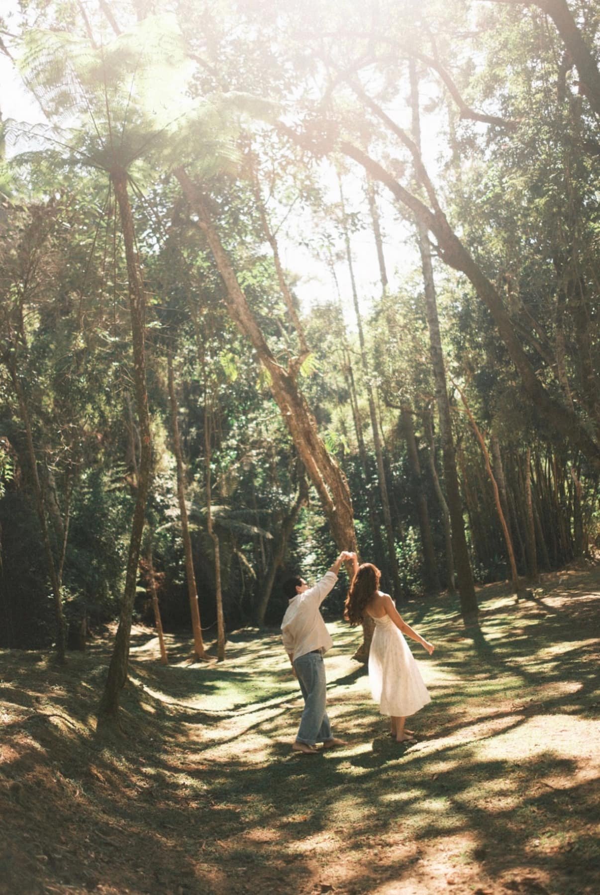 Casal caminhando no bosque durante ensaio pré wedding