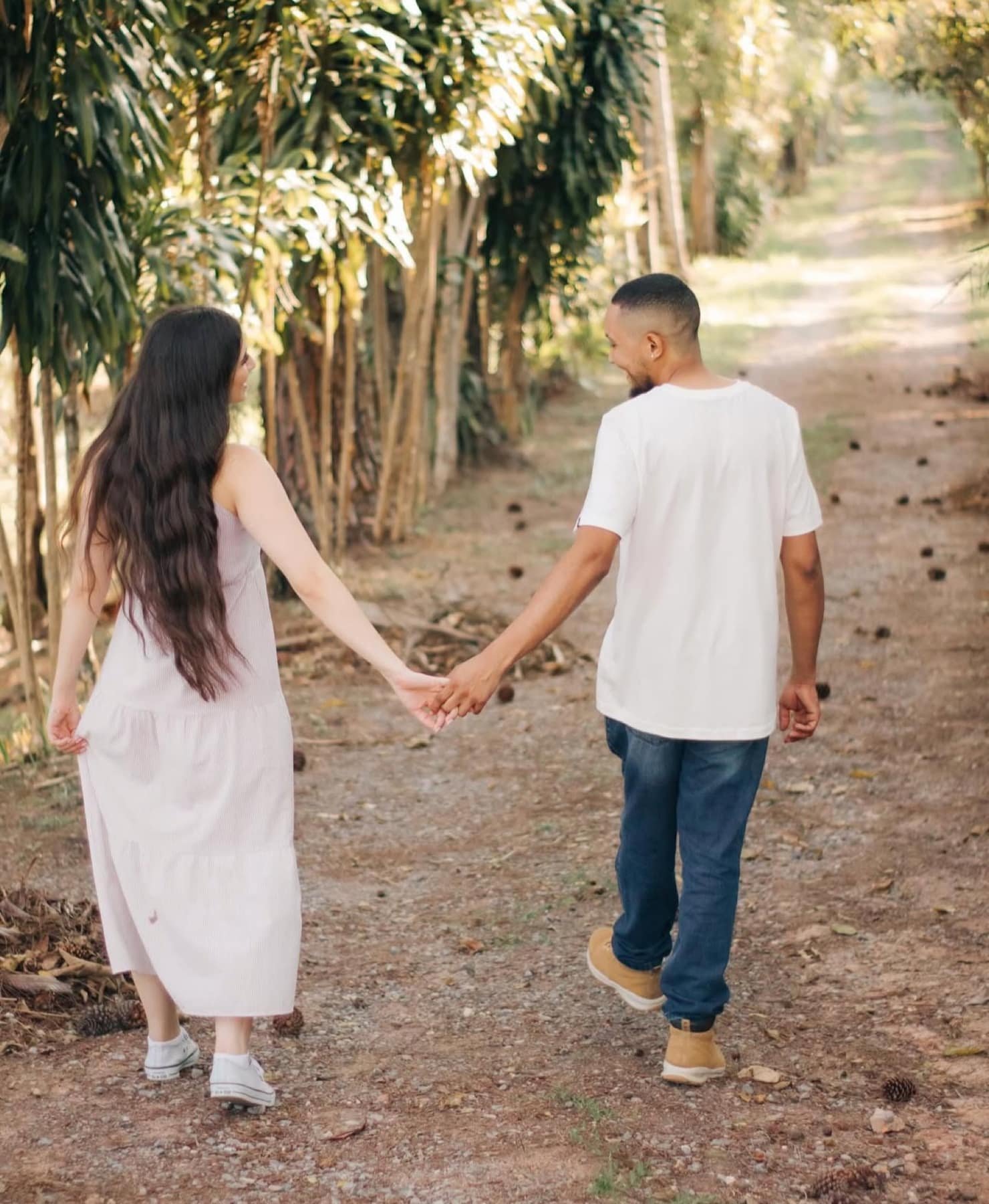 Casal de mãos dadas caminhando pela Fazenda durante pré wedding
