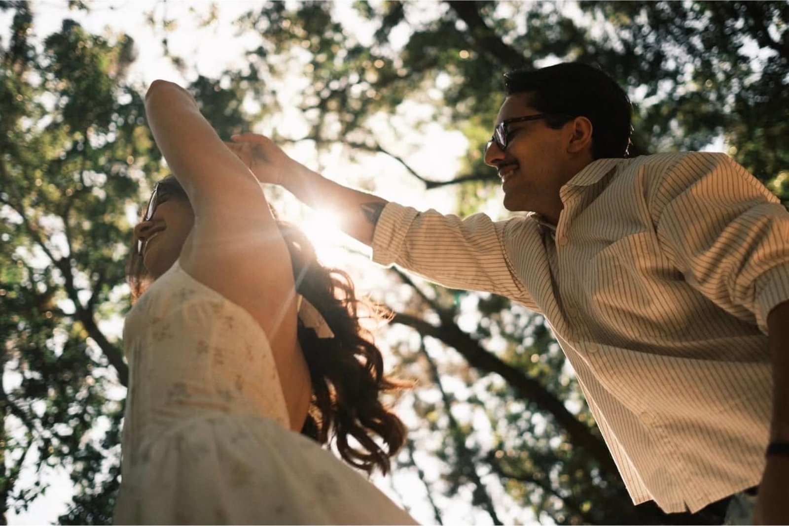 Casal em ensaio pré wedding com luz entre as árvores