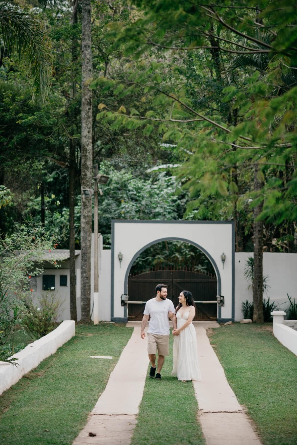 Casal caminhando na entrada principal da Fazenda