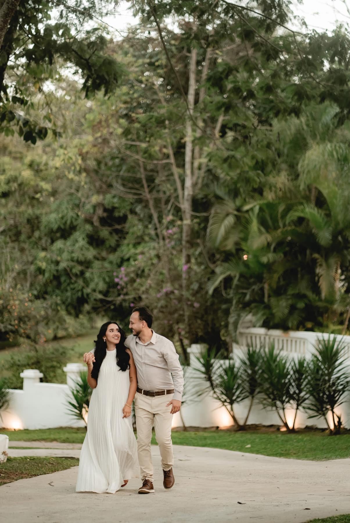 Casal caminhando pelo jardim da Fazenda durante pré wedding