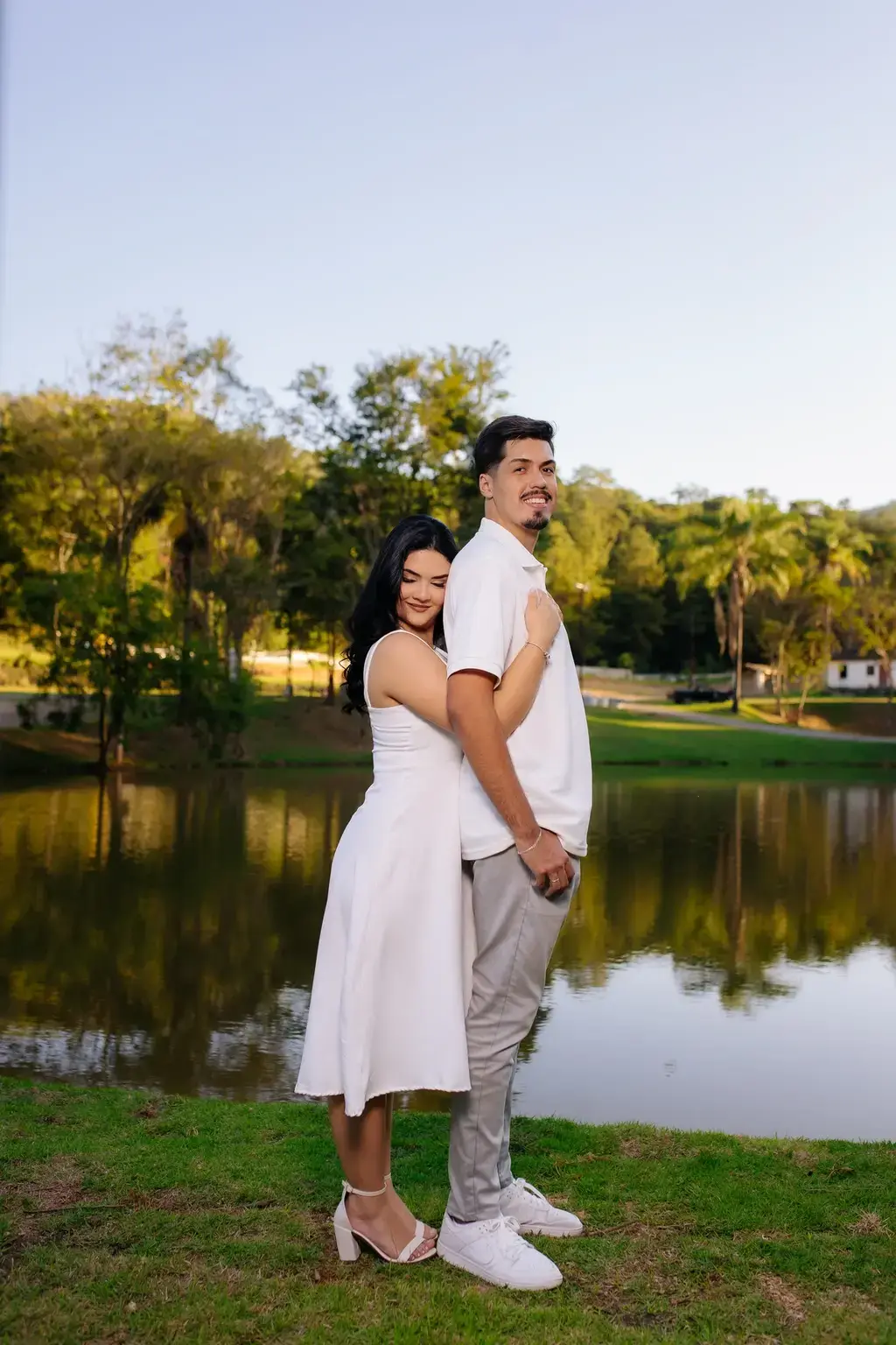 Casal em ensaio pré wedding à beira do lago da Fazenda