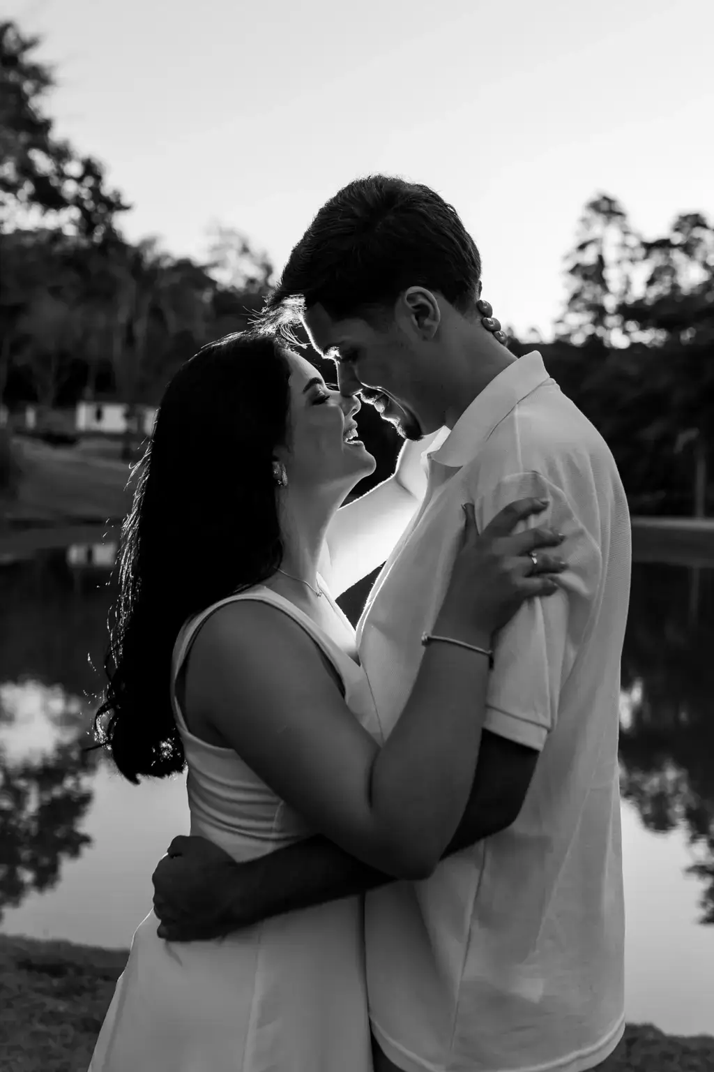 Casal em retrato preto e branco no ensaio pré wedding junto ao lago