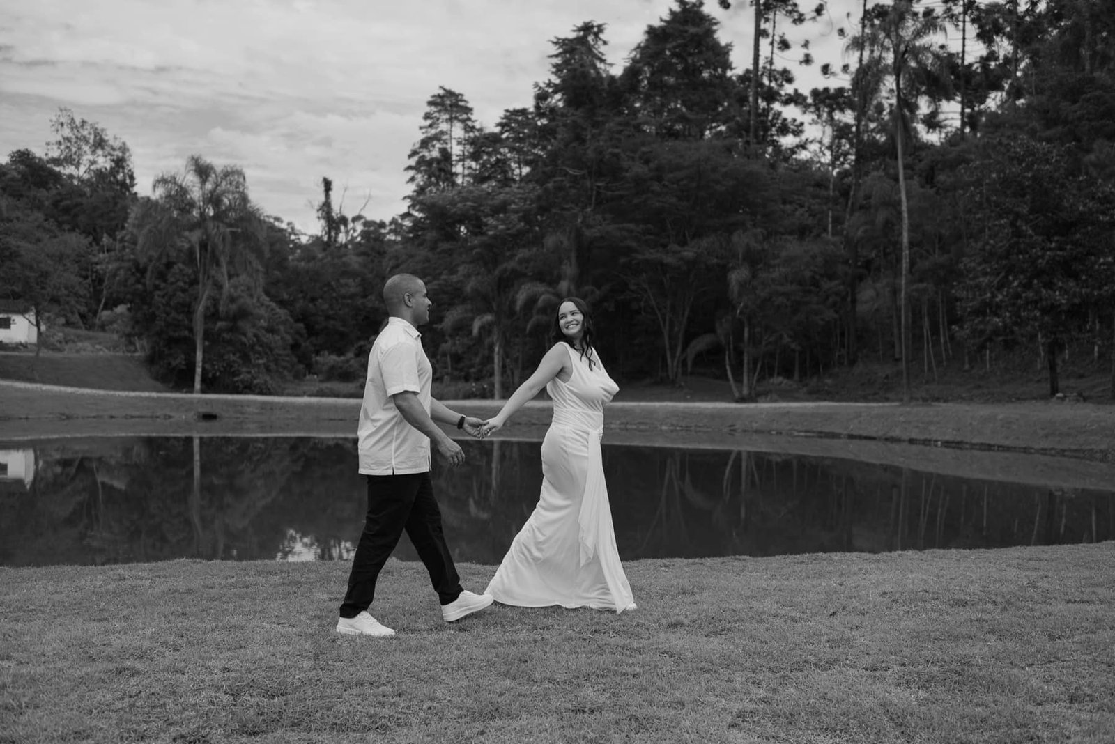 Casal em ensaio pré wedding em preto e branco à beira do lago