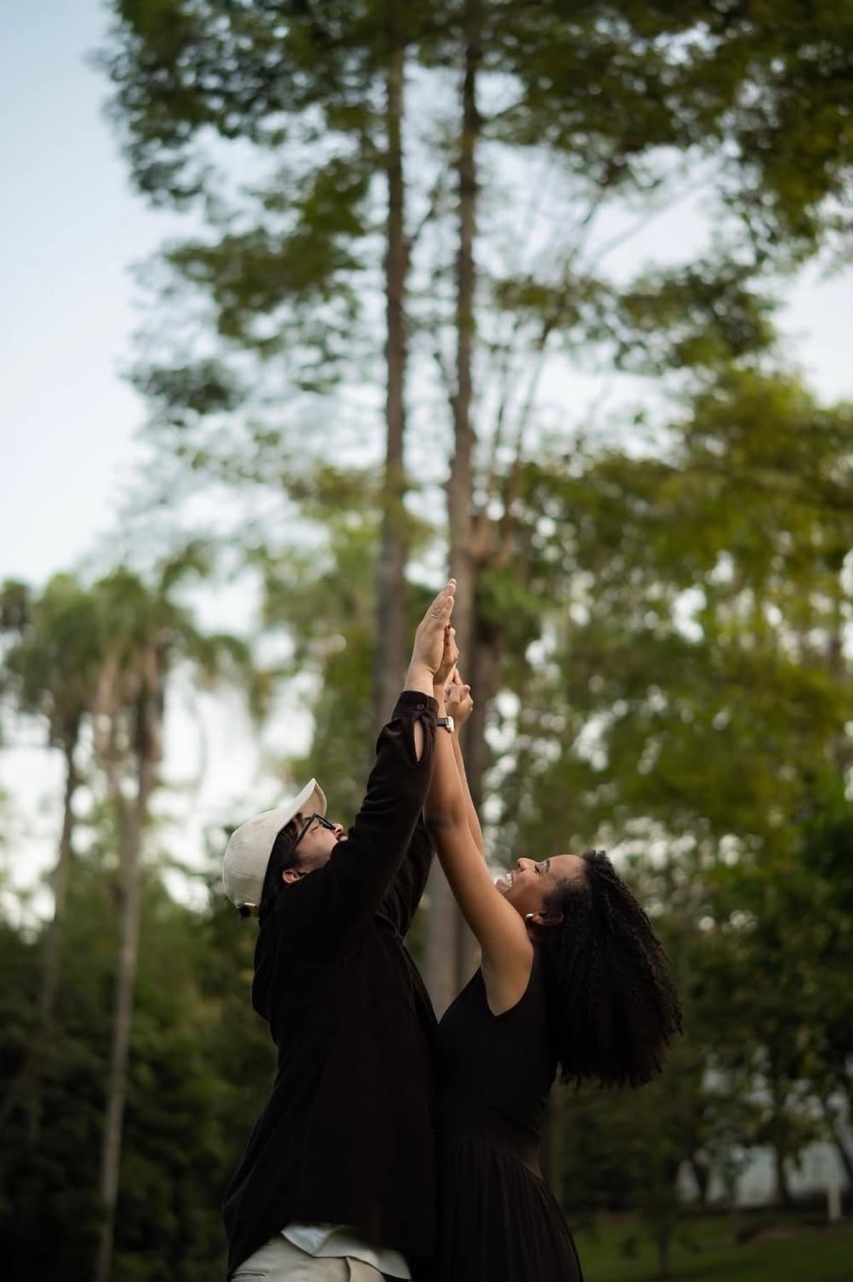 Casal em momento descontraído no ensaio pré wedding