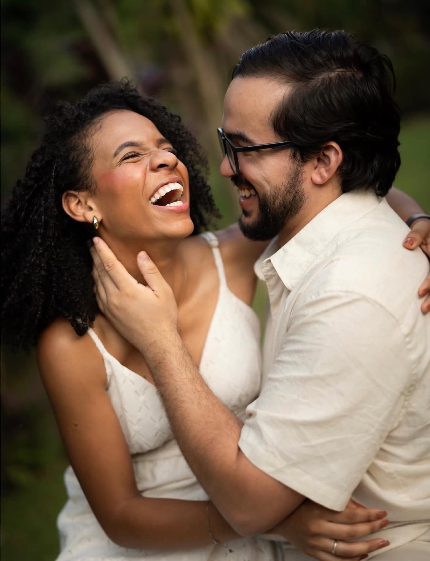Casal sorrindo em ensaio pré wedding na Fazenda