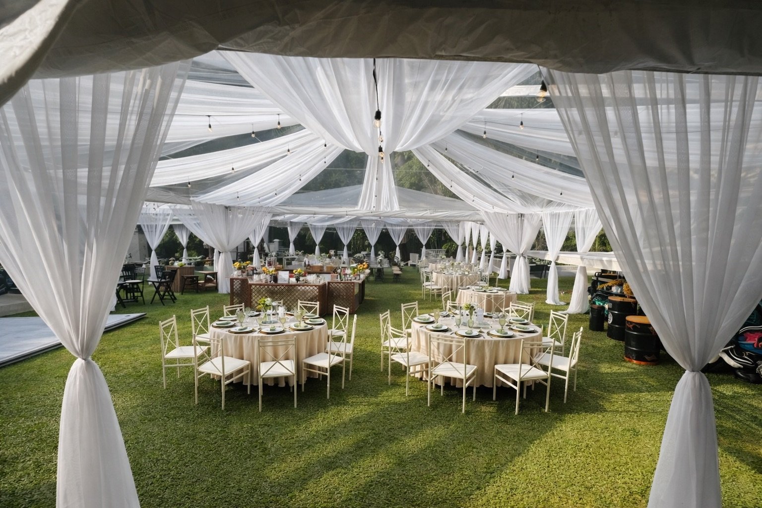 Recepção sob tenda transparente no jardim da Fazenda Moinho