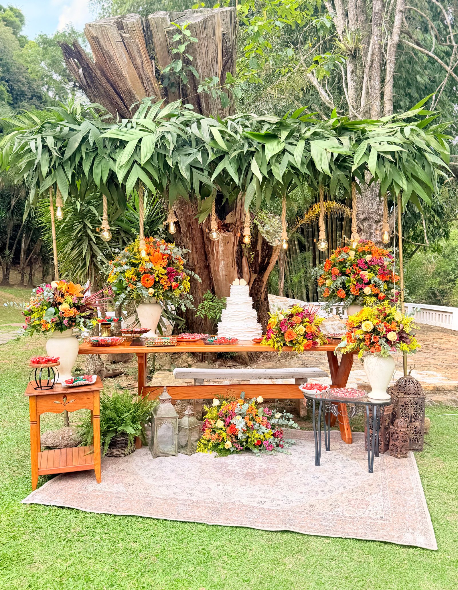 Recepção com decoração sob cobertura transparente na Fazenda Moinho