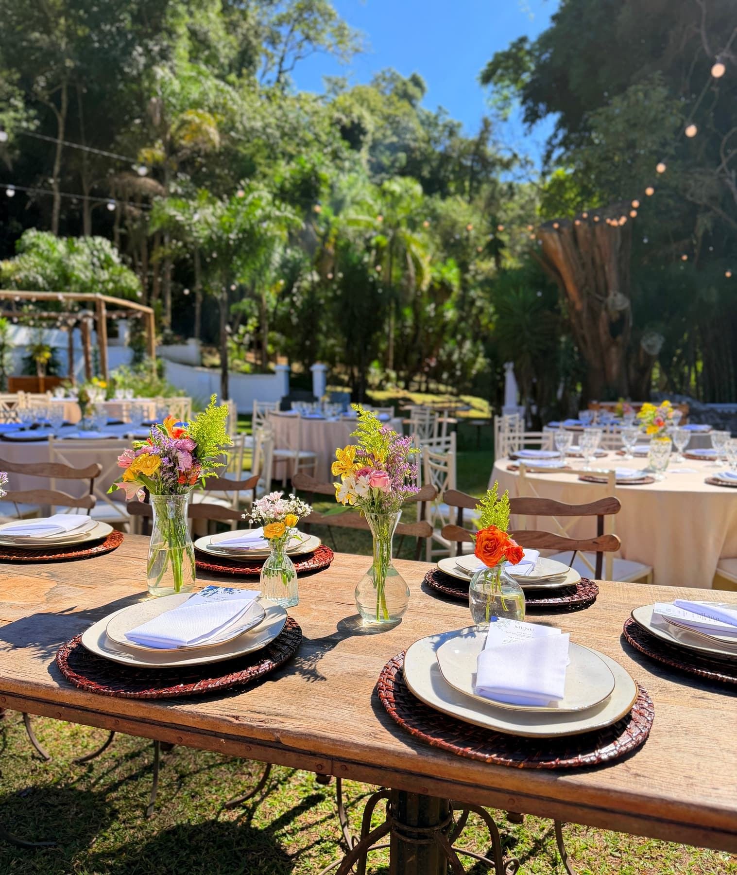 Decoração de recepção no jardim da Fazenda Moinho