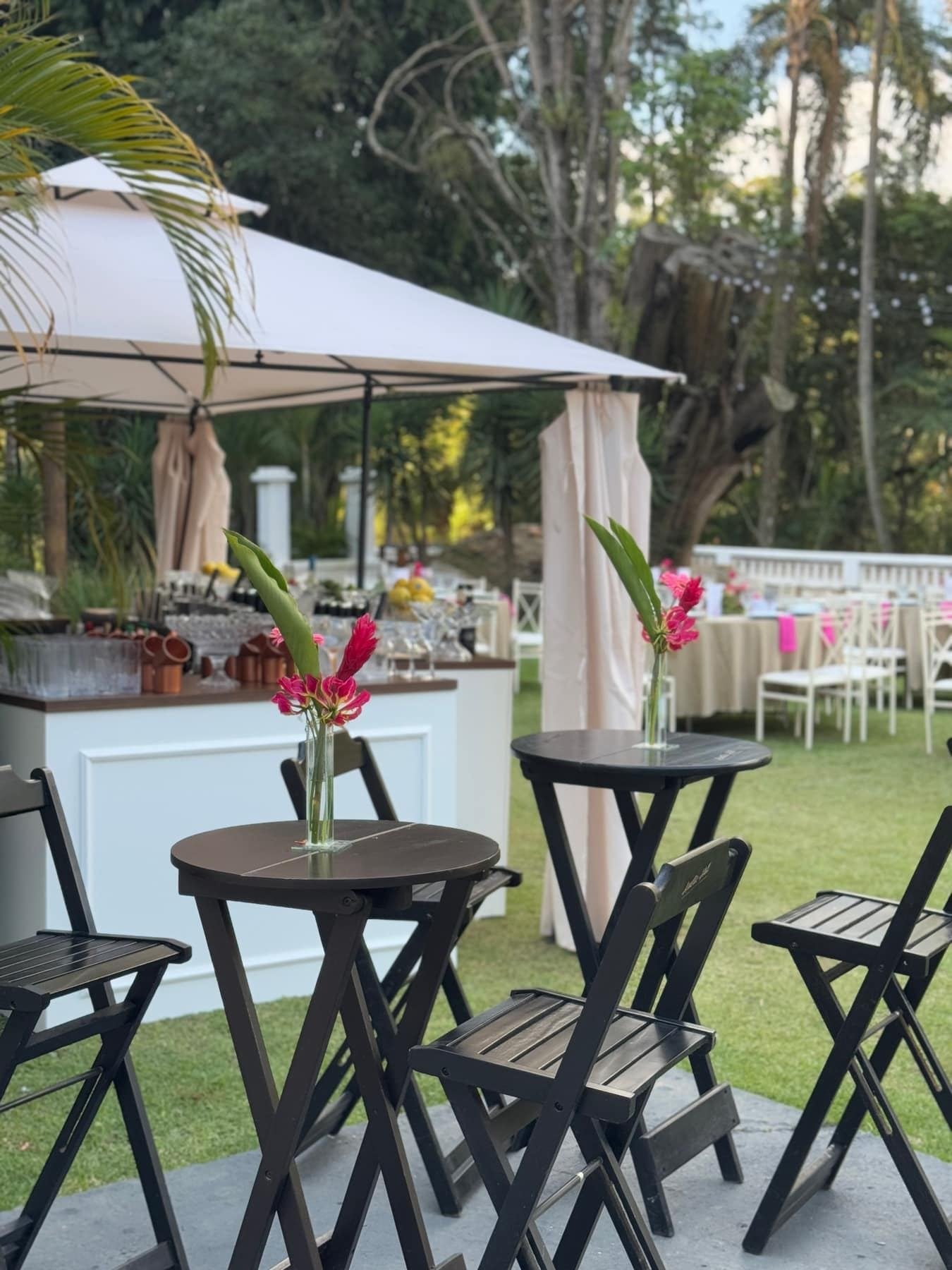 Lounge externo com bar no jardim