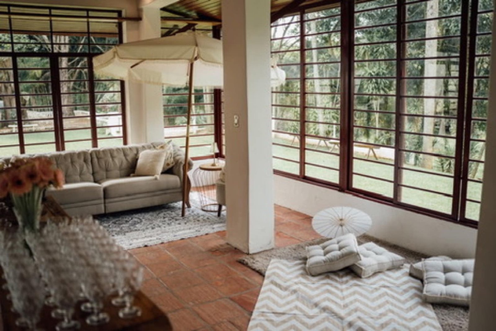 Lounge interno com janelas para a natureza
