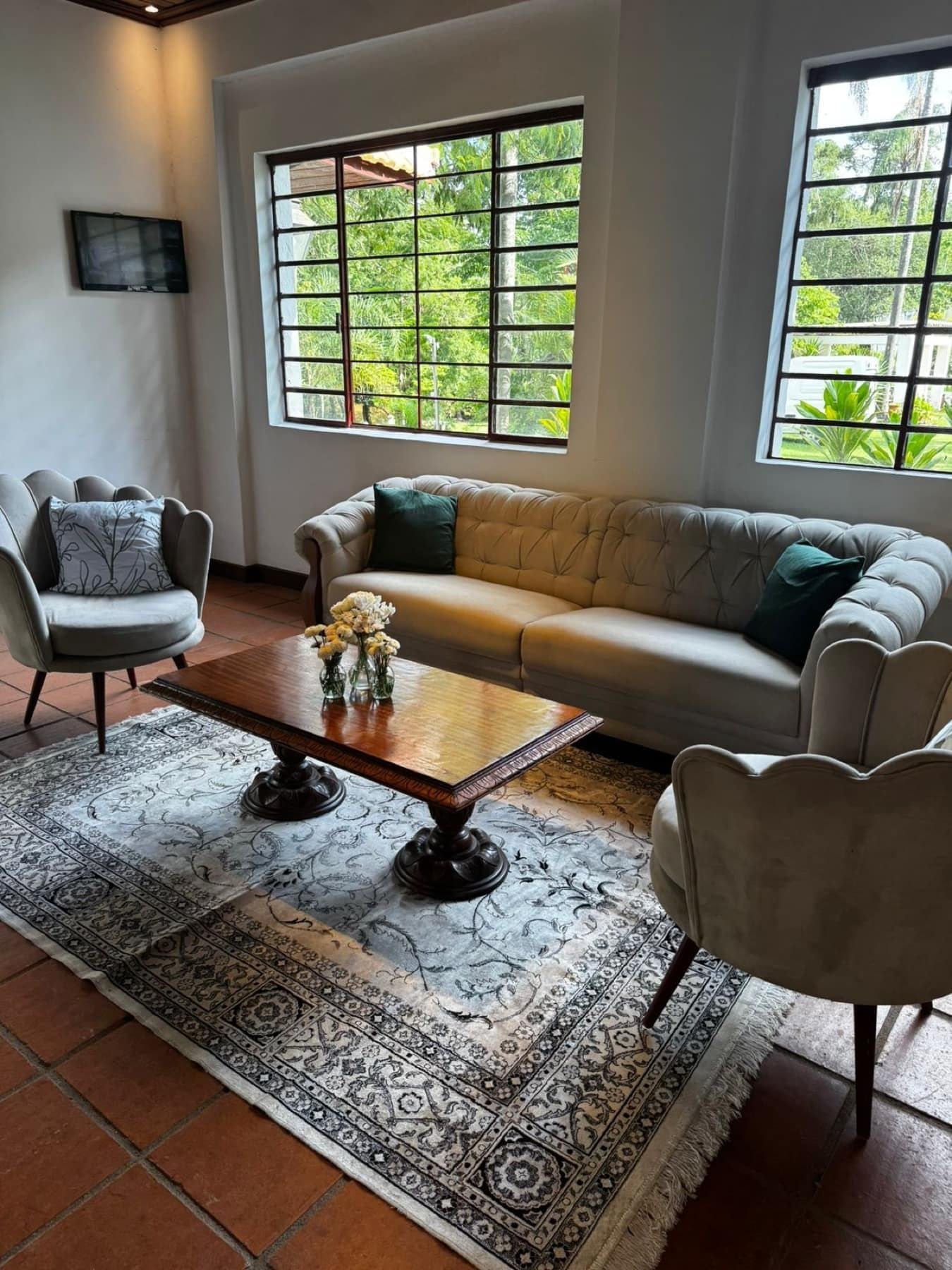 Lounge interno do salão com sofá e poltronas