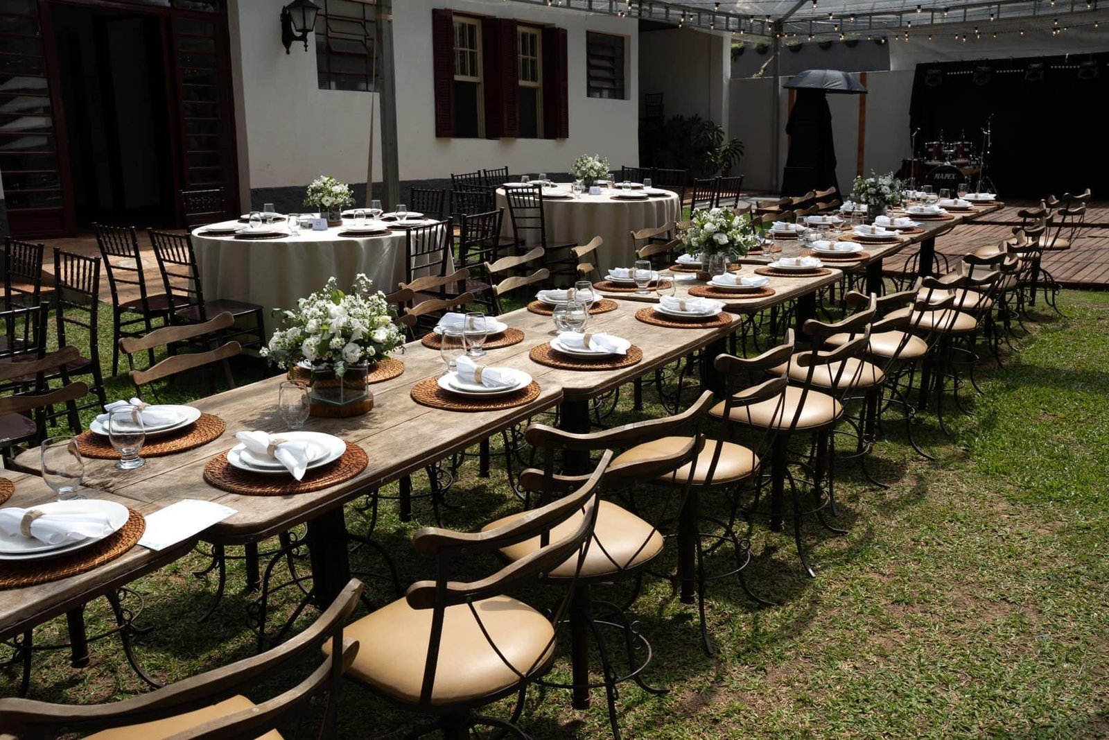 Mesas de recepção montadas no jardim da Fazenda