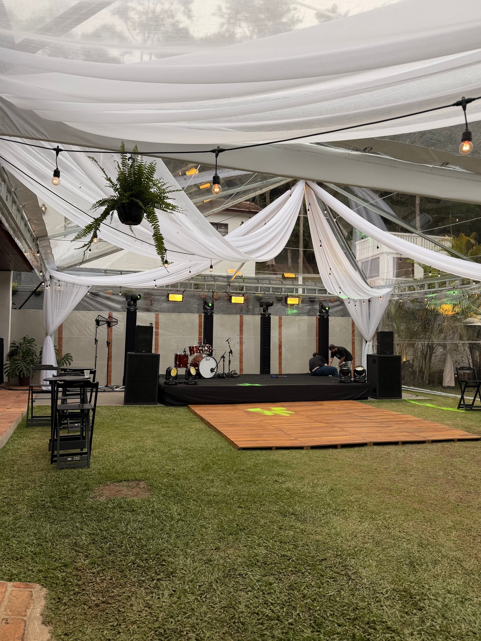 Palco e pista de dança sob tenda transparente na Fazenda Moinho